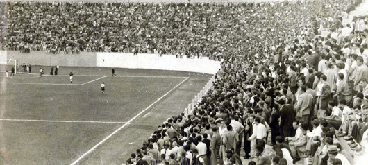 Estadio/Aspecto do publico presente ao Estadio Independencia por ocasiao do jogo Estados Unidos x Inglaterra, pela Copa do Mundo de 1950.